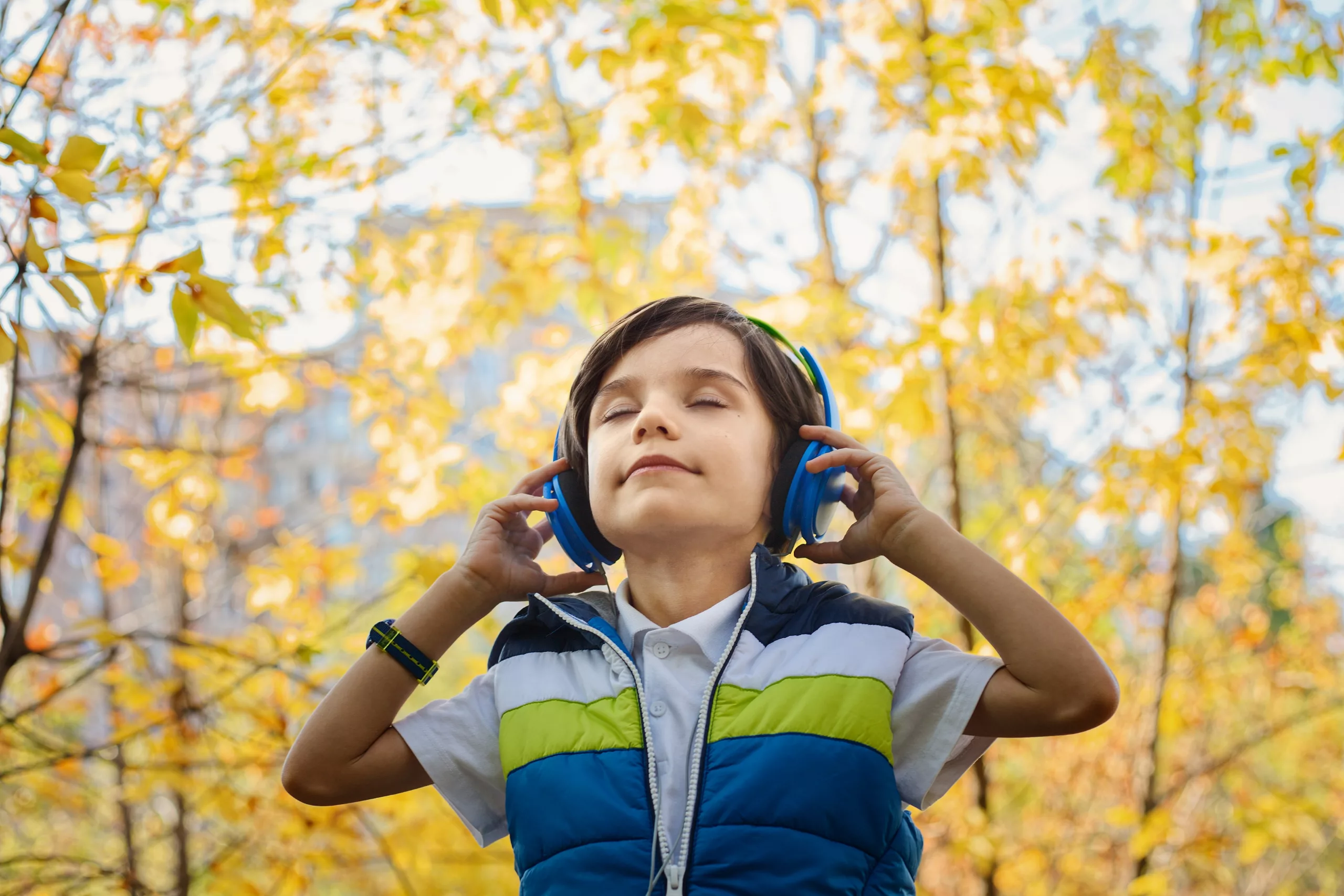 Enfant écoutant de la musique