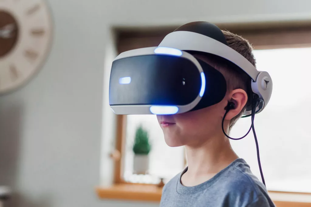 Enfant avec un casque de réalité virtuel